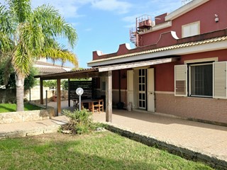 Villa in Vendita a Siracusa, zona Plemmirio-Arenella-Fanusa, 330'000&euro;, 190 m², arredato
