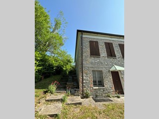 Casa Indipendente in Vendita a Terenzo, zona Corniana, 95'000&euro;, 300 m²