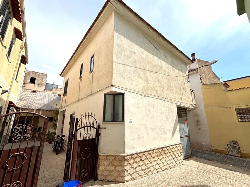 Casa Semi Indipendente in Vendita a Mondragone, zona Vi Vincenzo Bencivenga, 110'000€, 150 m²