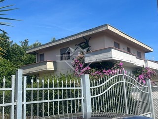 Villa bifamiliare in Affitto a Massa, 1'500€, 110 m², arredato