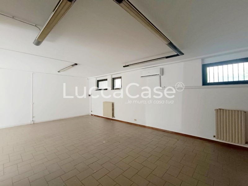 Immobile commerciale in Affitto a Lucca, zona San Marco, 1'700€, 142 m²