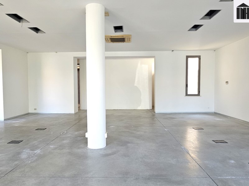Immobile commerciale in Vendita a Santa Croce sull'Arno, 220'000€, 300 m²