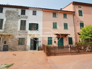 Casa Indipendente in Vendita a Capannori, zona Marlia, 49'000€, 70 m²