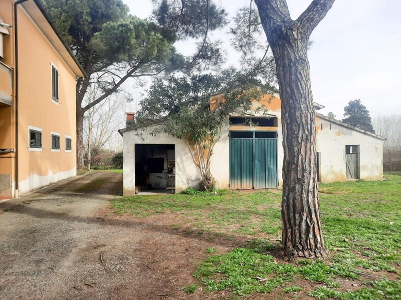 Casa Indipendente in Vendita a Casciana Terme Lari, zona Perignano, 850'000€, 850 m²