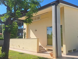 Villa bifamiliare in Affitto a Camaiore, zona Lido di Camaiore, 25'000€, 280 m², arredato, con Box