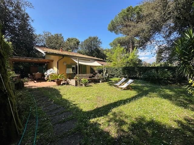 Trilocale in Vendita a Massa, zona Ronchi, 350'000&euro;, 70 m², arredato