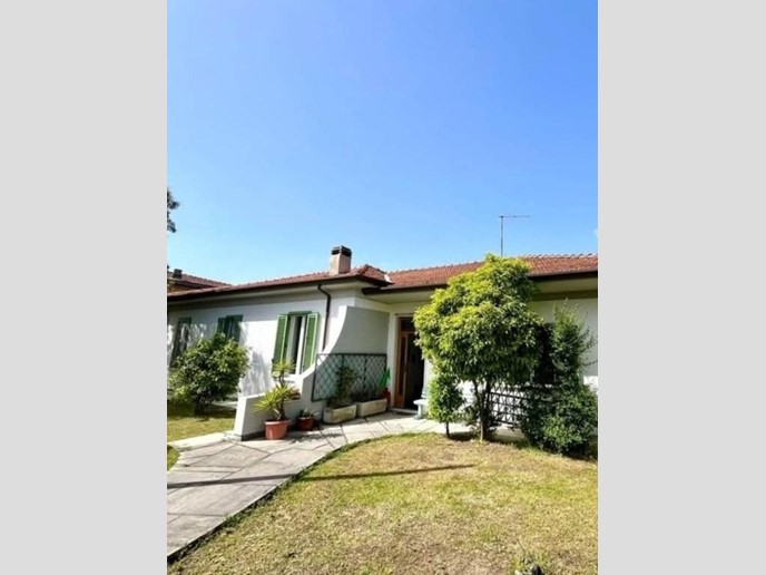 Casa Indipendente in Vendita a Carrara, zona Marina di Carrara, 500'000€, 160 m², arredato