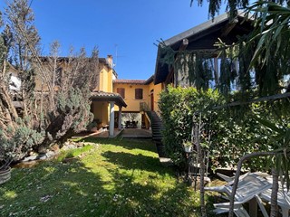 Villa in Vendita a Pietra de' Giorgi, 380'000€, 250 m²
