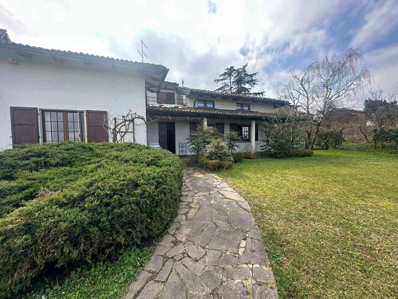 Villa in Vendita a Ziano Piacentino, 380'000€, 400 m²