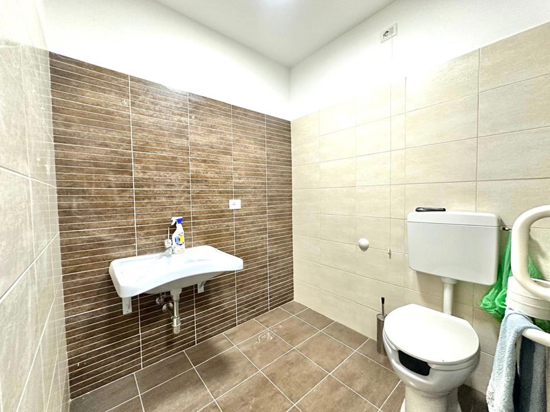 Negozio in Affitto a Ciampino, 800€, 60 m²