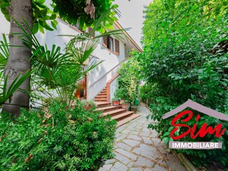 Villa in Vendita a Novara, zona Santa Rita, 340'000€, 295 m²