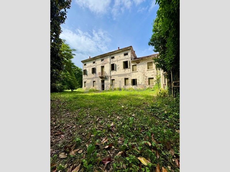 Casa Indipendente in Vendita a Rovigo, 299'000€, 720 m²