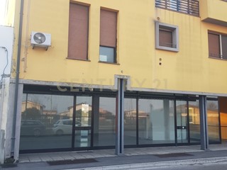 Immobile commerciale in Vendita a Cerea, 68'000€, 106 m²