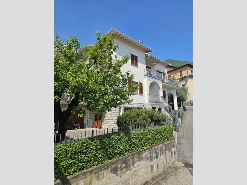 Casa Semi Indipendente in Vendita a Tavernola Bergamasca, 350'000€, 256 m², arredato, con Box