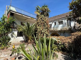 Villa in Vendita a Falciano del Massico, zona VIA VELLARIA, 200'000€, 350 m²