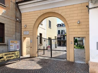 Immobile commerciale in Vendita a Garbagnate Milanese, zona Via Alessandro Manzoni 46, 285'000€, 226,00 mq