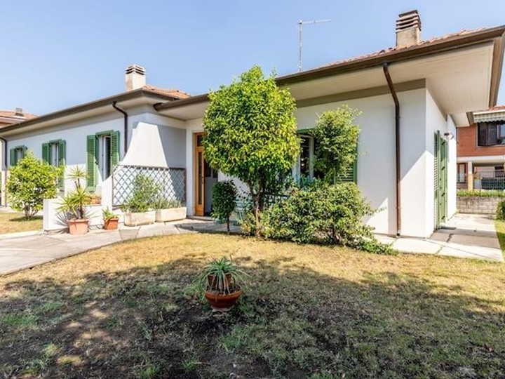 Villa in Vendita a Carrara, zona Marina di Carrara, 500'000€, 160 m²