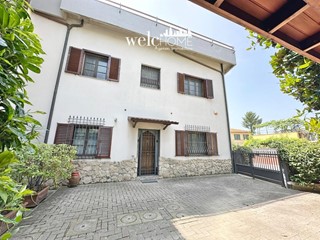 Casa Indipendente in Vendita a Campi Bisenzio, zona San Donnino, 398'000€, 150 m²