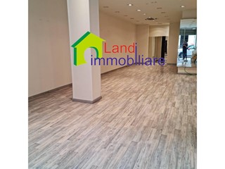 Immobile commerciale in Affitto a Battipaglia, 1'599€, 110 m²