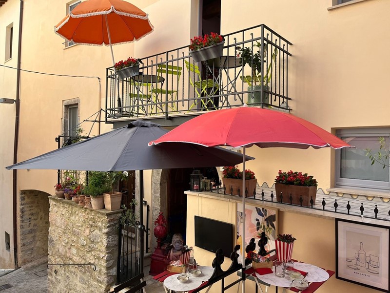 Negozio in Affitto a Sellano, 1'200€, 108 m², arredato