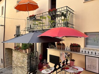 Negozio in Affitto a Sellano, 1'200€, 108 m², arredato