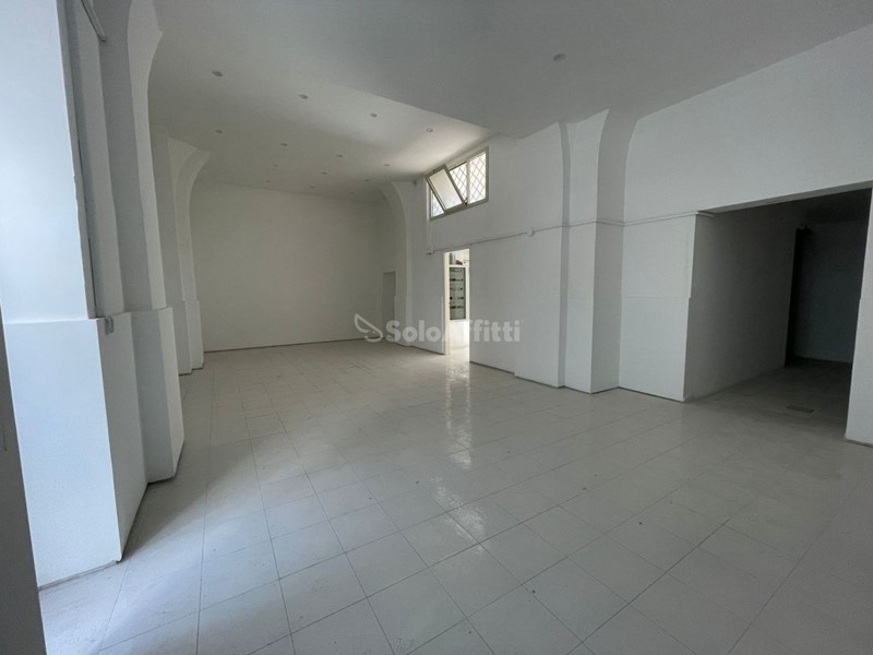Magazzino in Affitto a Caserta, 950€, 120 m²