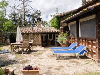 Casa Indipendente in Vendita a Bettona, 648'500€, 271 m², arredato