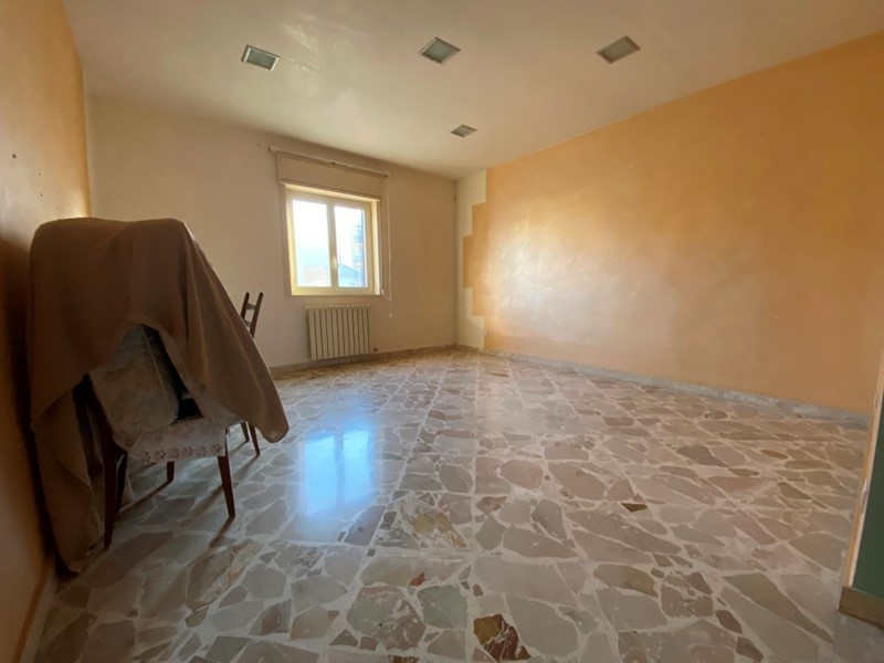 Trilocale in Vendita a Casamassima, zona Via Bari, 129'000€, 90 m², con Box