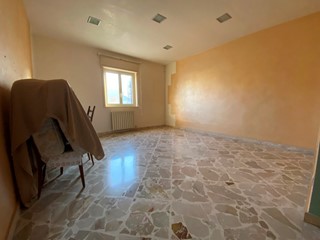 Trilocale in Vendita a Casamassima, zona Via Bari, 129'000€, 90 m², con Box