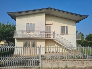 Casa Indipendente in Vendita a Noventa Vicentina, 210'000€, 240 m², con Box