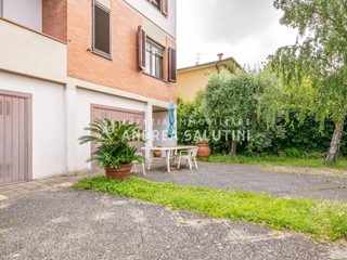 Villa bifamiliare in Vendita a Pontedera, 319'000€, 225 m², arredato, con Box