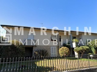 Villa in Vendita a Lucca, zona Arancio, 580'000&euro;, 400 m², arredato, con Box