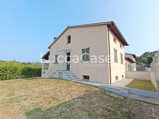 Villa bifamiliare in Vendita a Lucca, zona Monte San Quirico, 670'000&euro;, 250 m², con Box