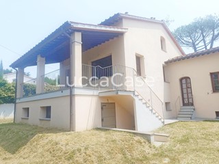Villa bifamiliare in Vendita a Lucca, zona Monte San Quirico, 640'000&euro;, 250 m², con Box