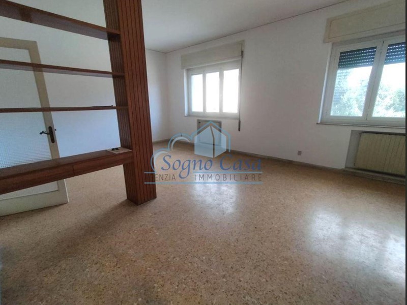 Quadrilocale in Vendita a Carrara, zona Marina di Carrara, 180'000€, 120 m²