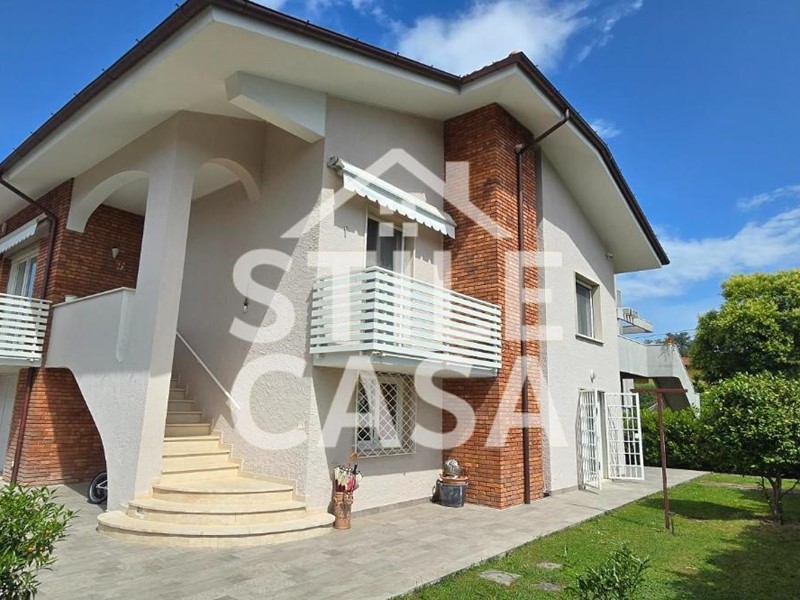 Villa in Vendita a Ponte Buggianese, 445'000€, 196 m², arredato, con Box