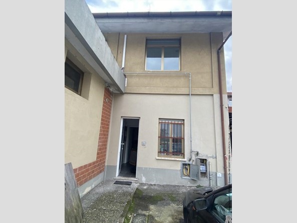 Capannone in Vendita a Torino, 155'000€, 370 m²
