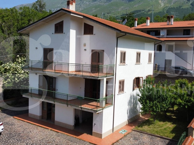 Villa in Vendita a L'Aquila, 235'000&euro;, 300 m², con Box