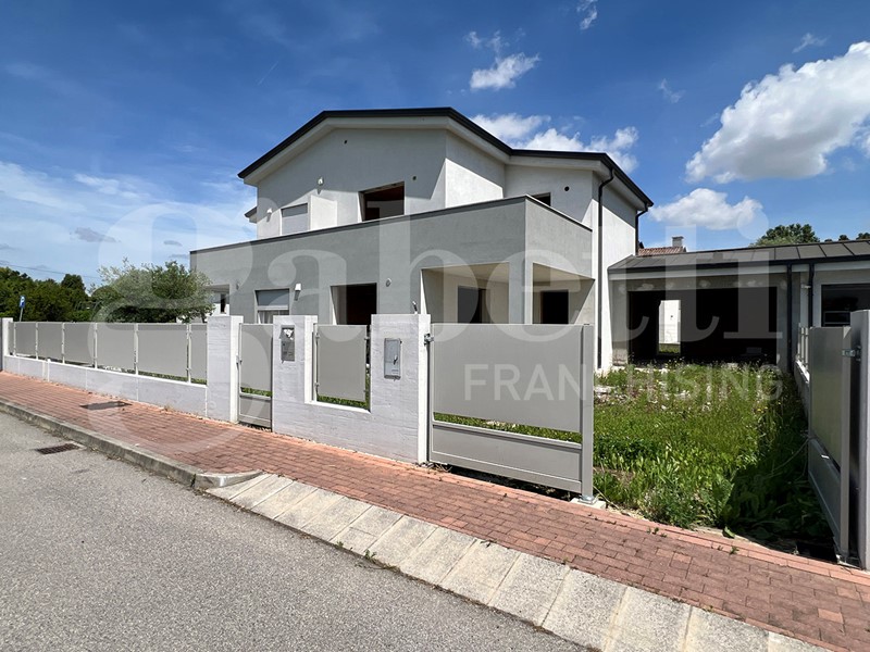 Villa bifamiliare in Vendita a Fossò, 190'000€, 196 m²