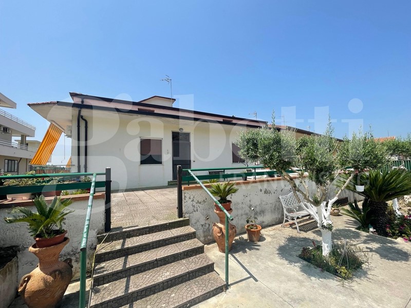 Villa in Vendita a Vitulazio, 330'000€, 350 m²