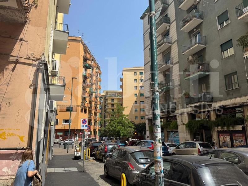 Negozio in Affitto a Napoli, 500€, 21 m²