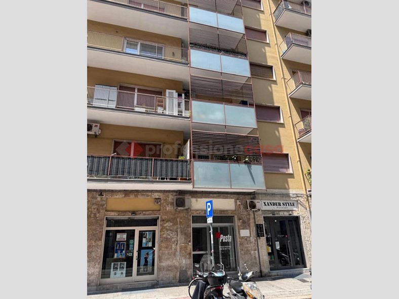 Negozio in Affitto a Bari, 350€, 22 m²
