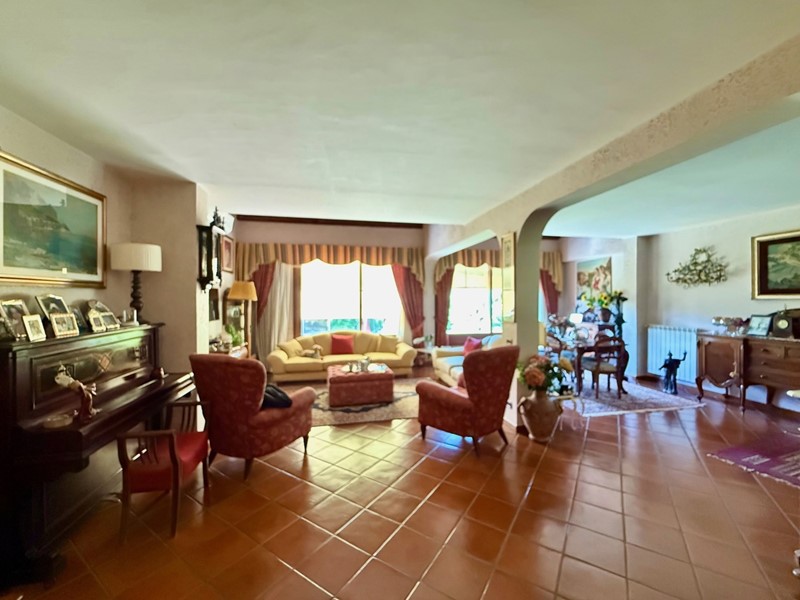 Villa bifamiliare in Vendita a Roma, 627'000€, 312 m²