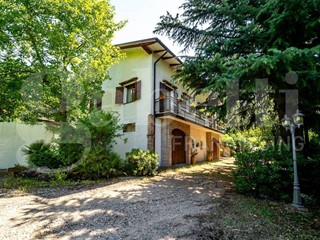 Villa in Vendita a Sasso Marconi, 430'000€, 360 m²