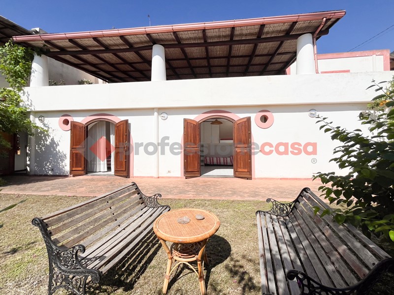 Villa in Vendita a Santa Marina Salina, 750'000€, 350 m²