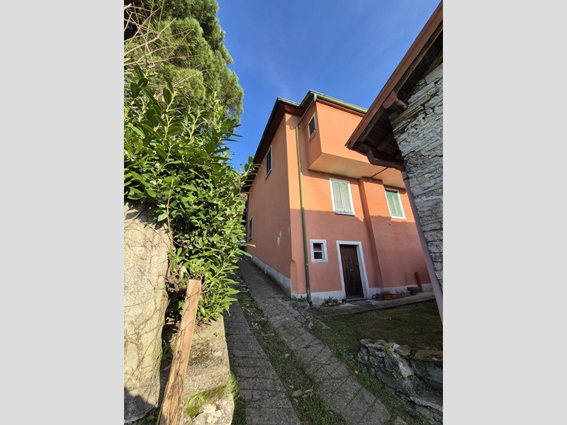 Casa Semi Indipendente in Vendita a Faggeto Lario, 75'000€, 80 m²