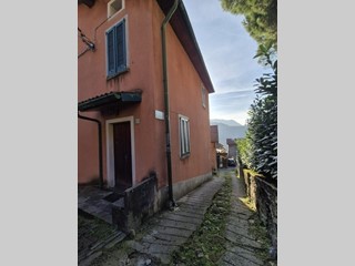 Casa Semi Indipendente in Vendita a Faggeto Lario, 75'000€, 80 m²