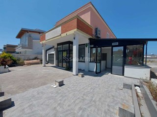 Capannone in Affitto a Fiumicino, zona Centro, 2'900€, 350 m², arredato