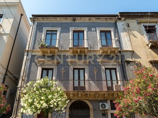 Appartamento in Vendita a Catania, 590'000&euro;, 300 m²