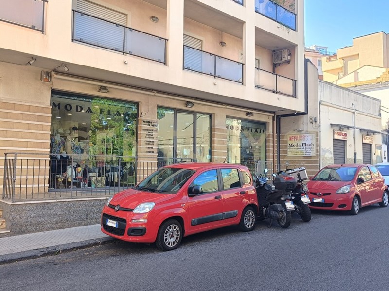 Attività commerciale in Vendita a Messina, 430'000€, 300 m², arredato
